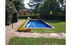Salted swimming pool with an authomatic cleaning system
