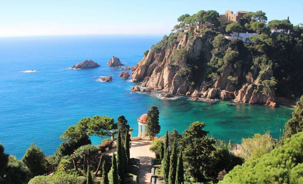 Costa Brava (29 minutes by car)