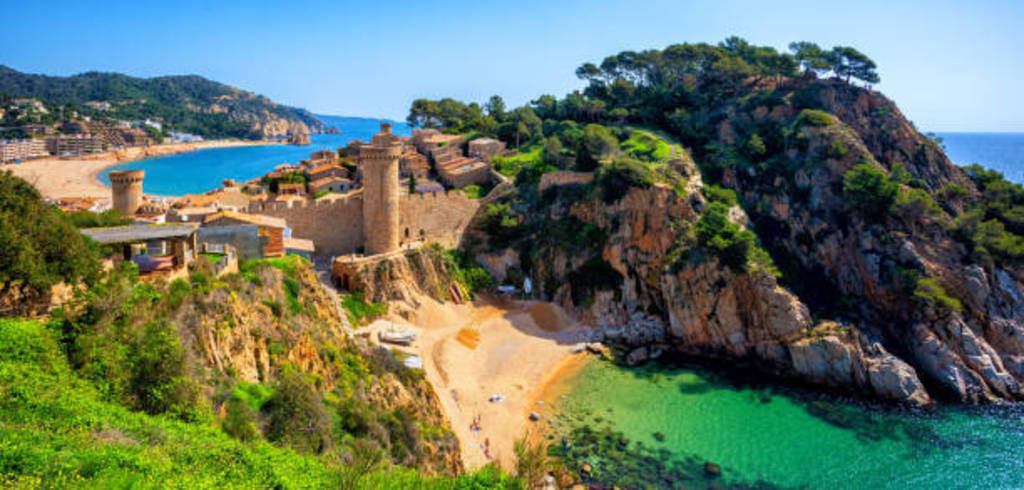 Costa Brava (29 minutes by car)