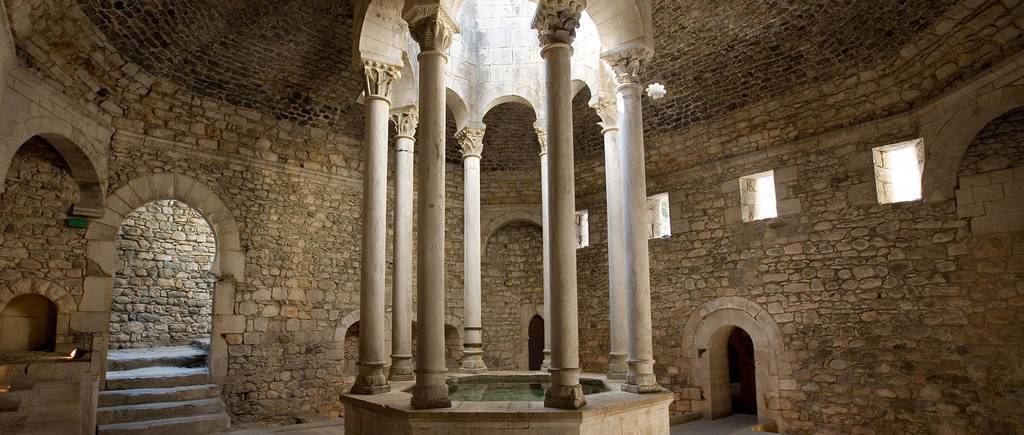 35 km from Girona (40 minutes by car)