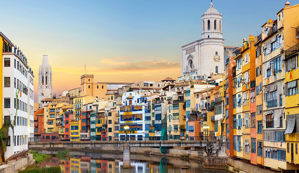 35 km from Girona (40 minutes by car)