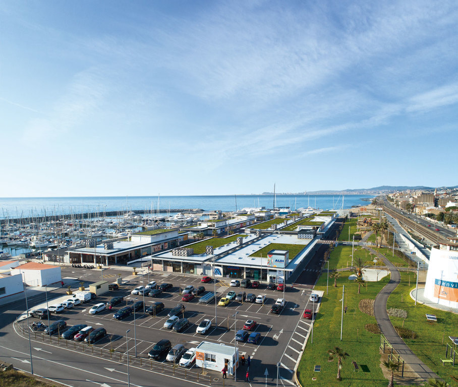 Mall in Premià de Mar (restaurants, playgrounds, port, water activities, shops...) 