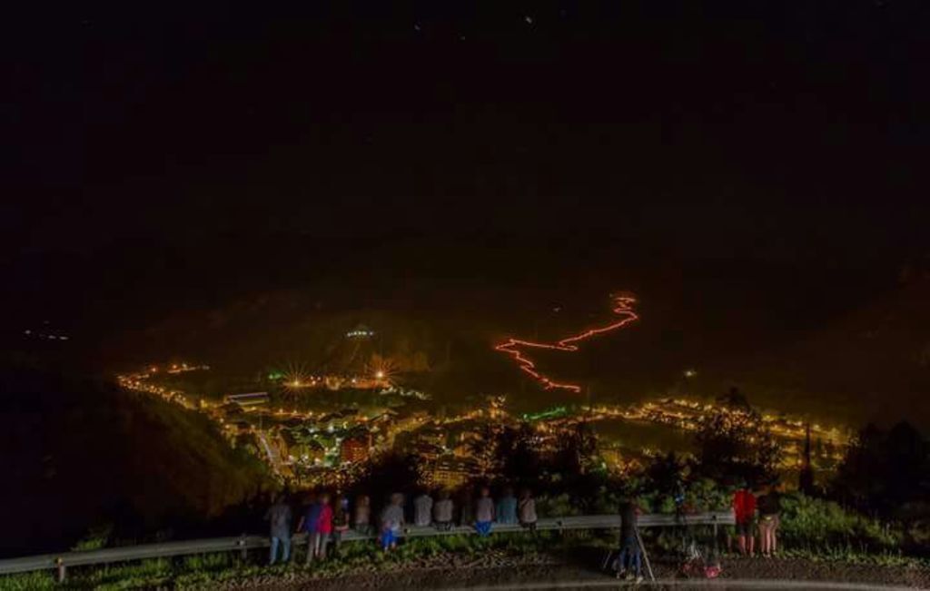 "Els fallaires" bajan por la montaña dibujando un camino de fuego, 23 de junio, solstici d'estiu.