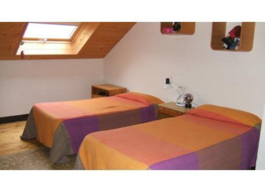 Dormitorio con tres camas individuales