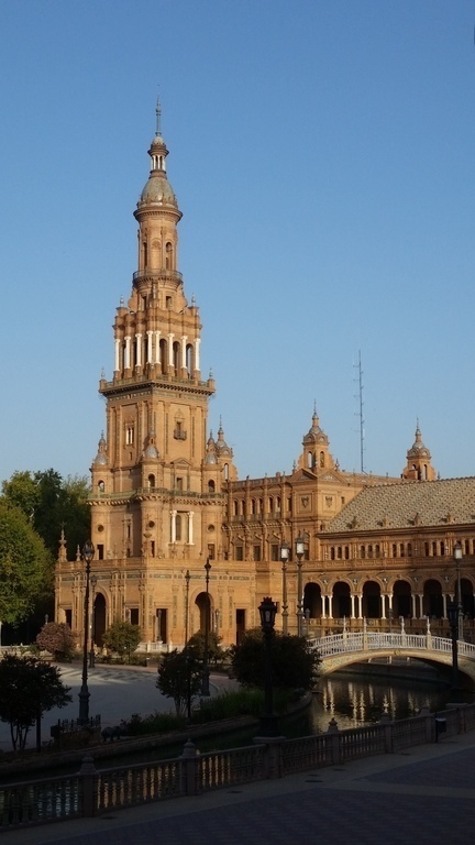 Sevilla es una ciudad cercana/Seville is a nearby city