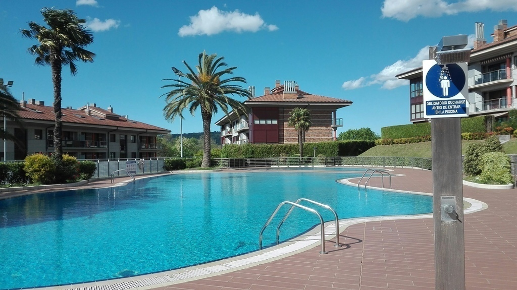 Piscinas en parte trasera de la urbanización (mayores y otra para niños). 