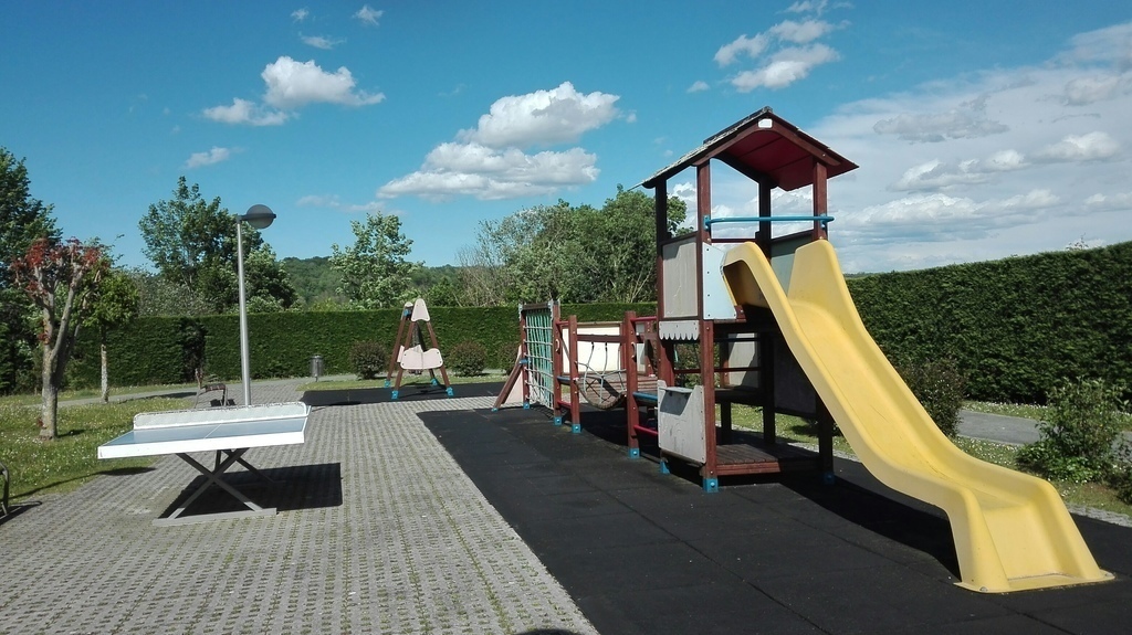 Parque en la parte trasera de la urbanización. Zona de juegos.