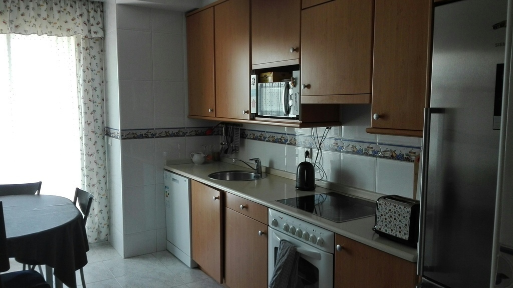 Cocina con terraza, vistas hacia Donostia. Terraza comunicada con la sala.