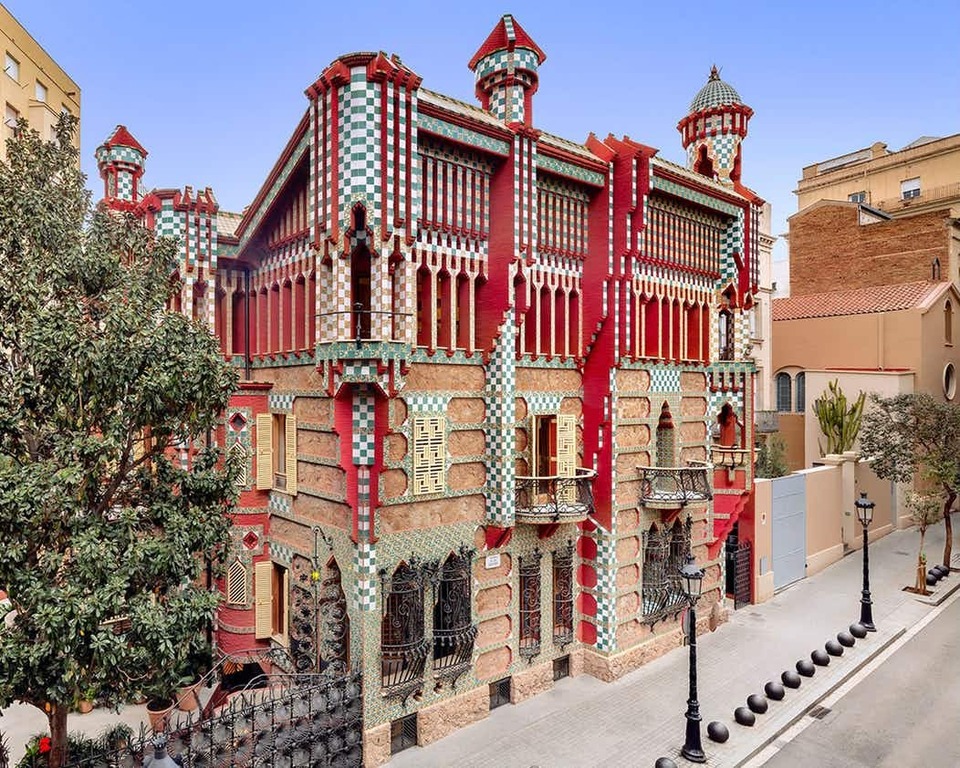 Casa Vicens (Gaudí), at 5 minutes walking