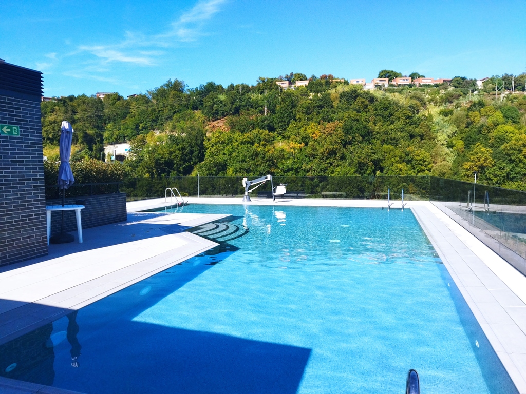 Piscina, abierta en verano