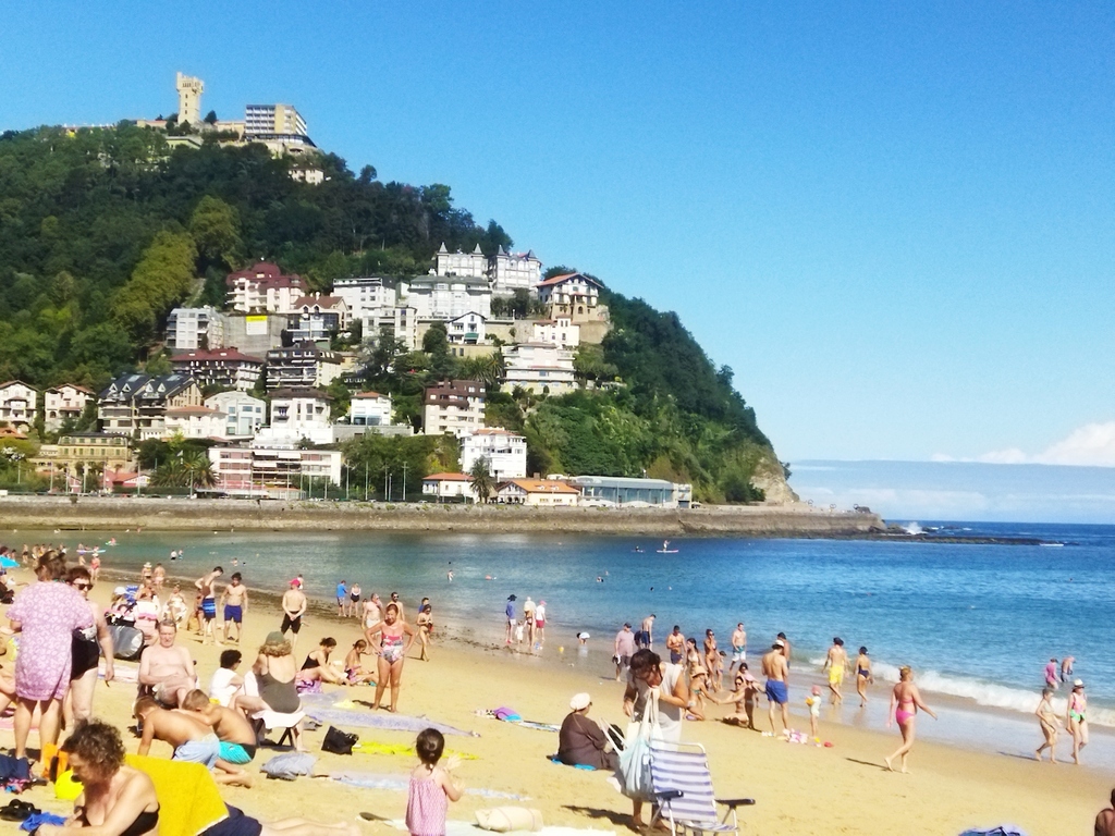 Playa de Ondarreta, enfrente Igeldo, en verano 2026