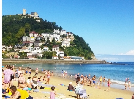 Playa de Ondarreta, enfrente Igeldo, en verano 2026