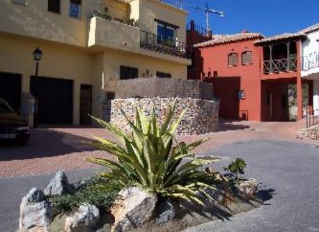 Vista de la casa (amarilla).