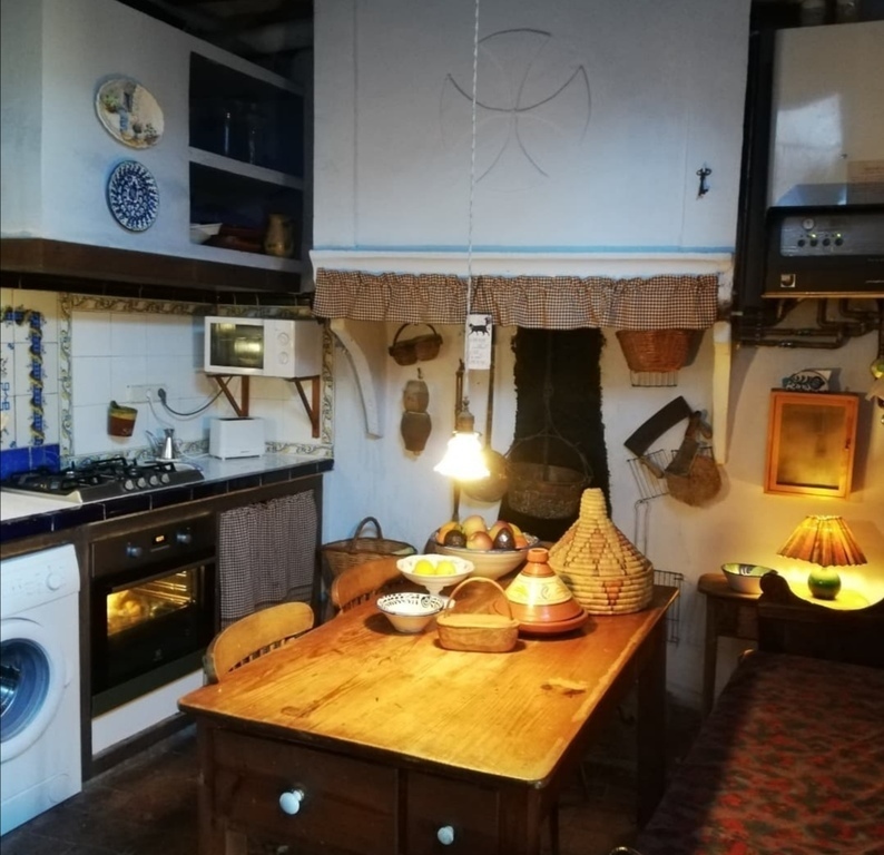 Kitchen with dishwashes and washing machine, microvawe and cafetera Nespresso