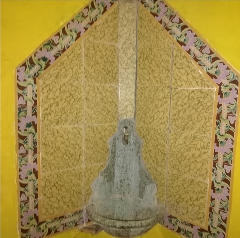 An old fountain in the dining roon