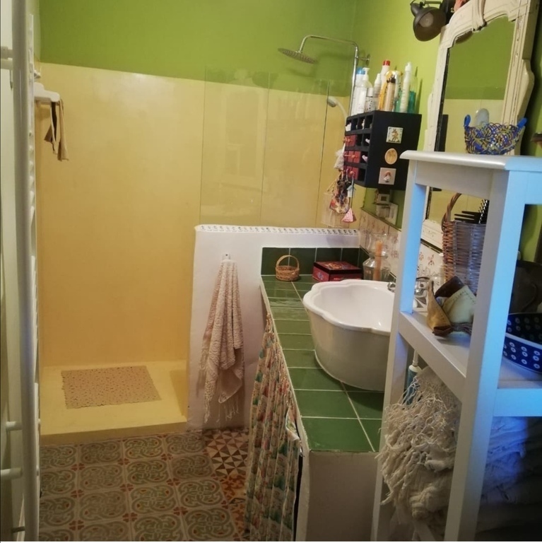 Main bathroom with shower