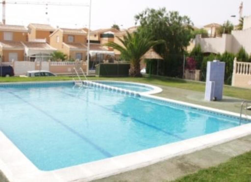 Una de las piscinas al lado de la casa
