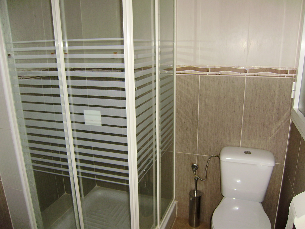 Baño con ducha en planta 1