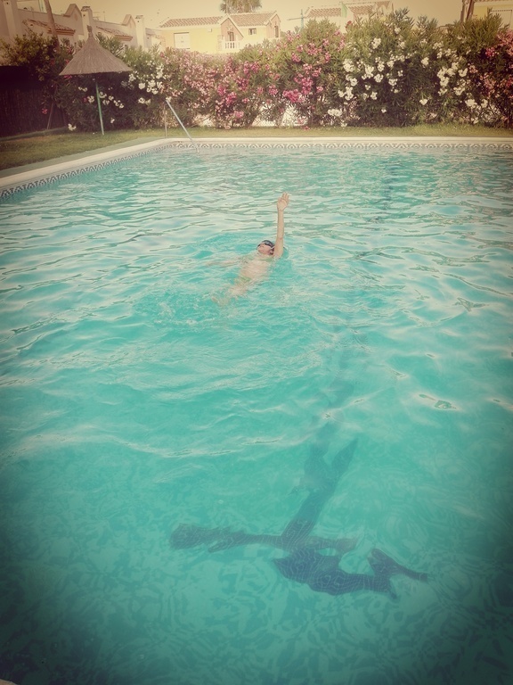 Una de las dos piscinas comunitarias