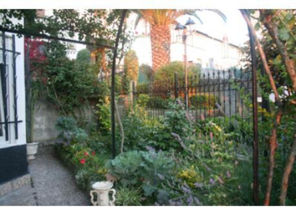 Jardín delante del porche