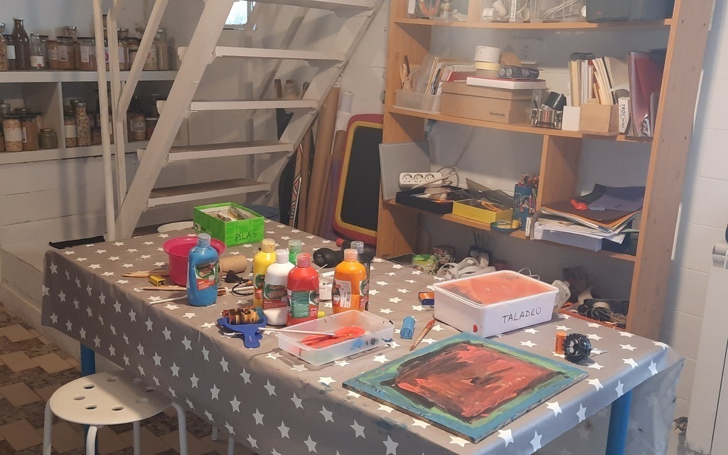 Taller para los niños en el sótano 