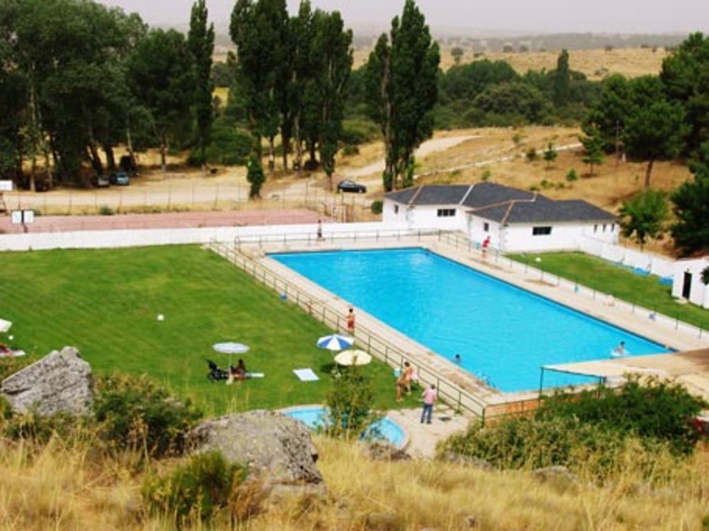 Piscina pública no lejos de la casa
