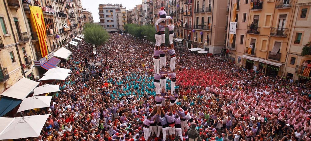 Tarragona Town Hall Square (Plaça de la Font). Castells:human towers.