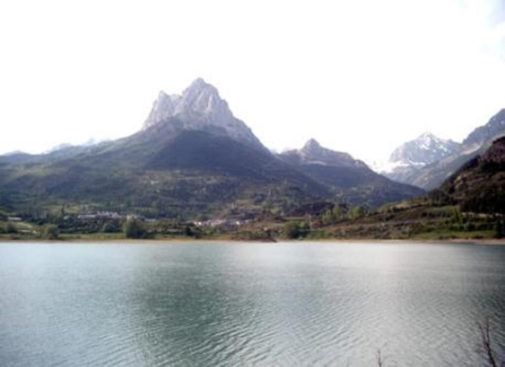 Sallent, la peña Foratata y el pantano de Lanuza