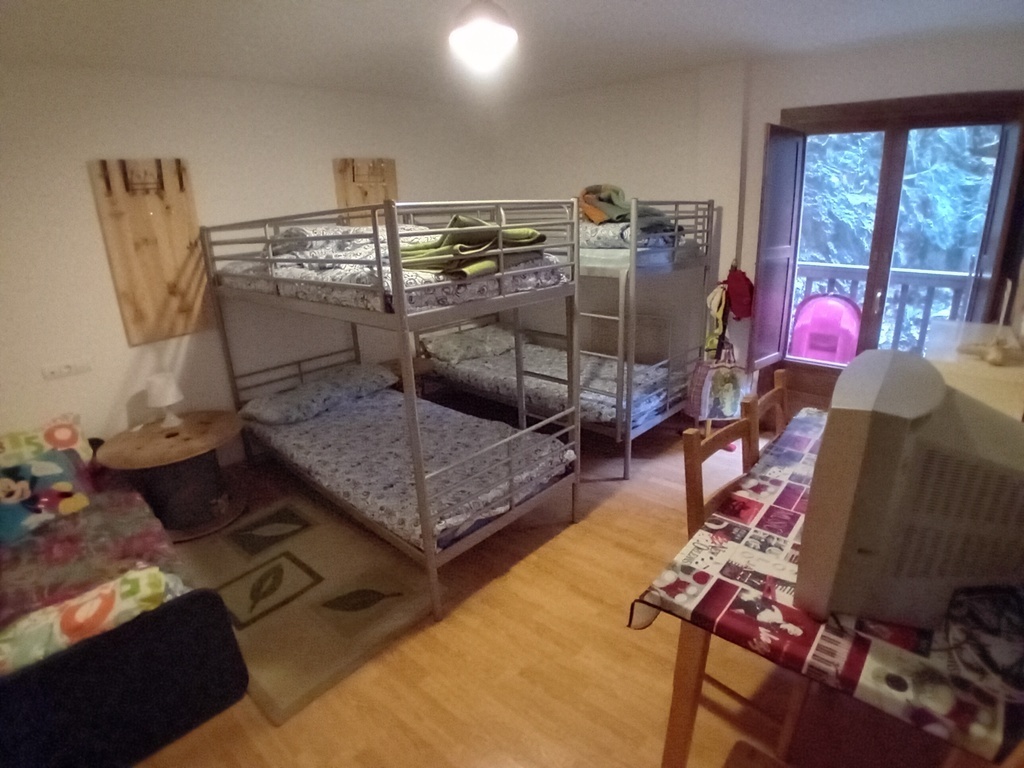 Habitación con dos literas y un sofá cama