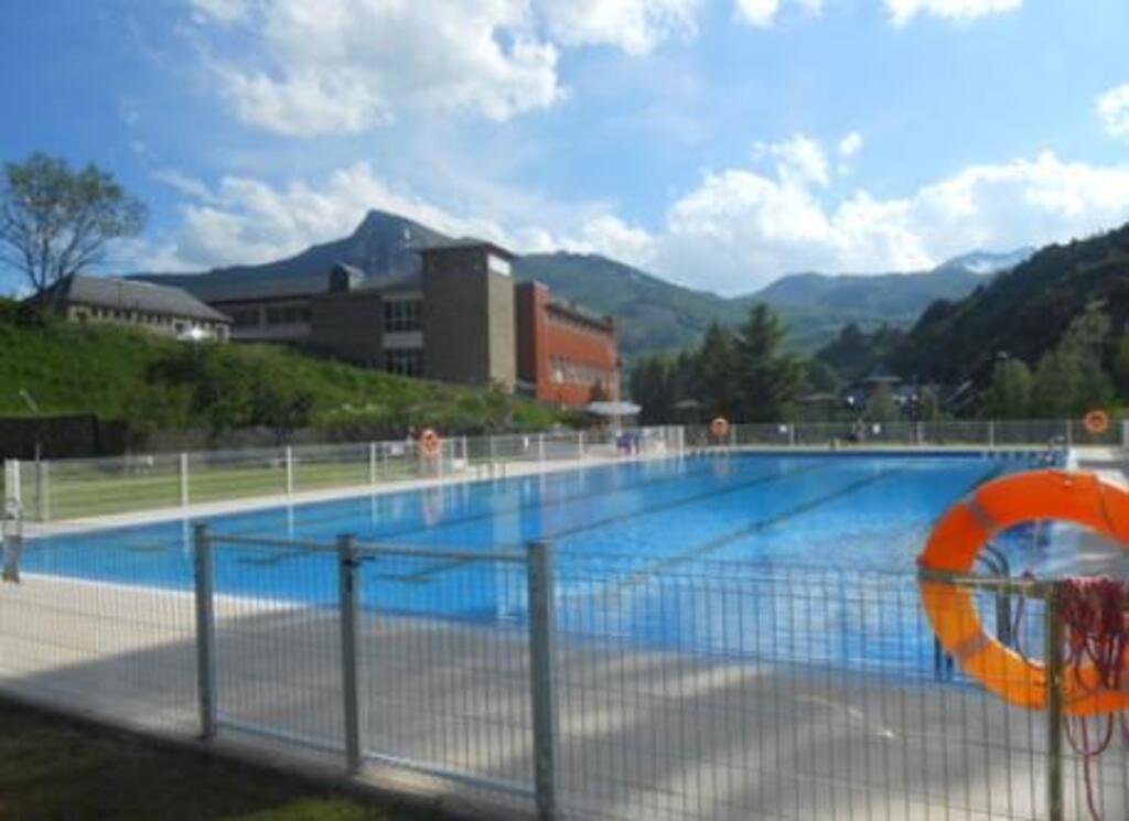 Public swiming pool: 