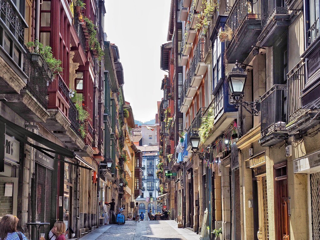 You can also visit the old town (10' by metro; 30' by foot)