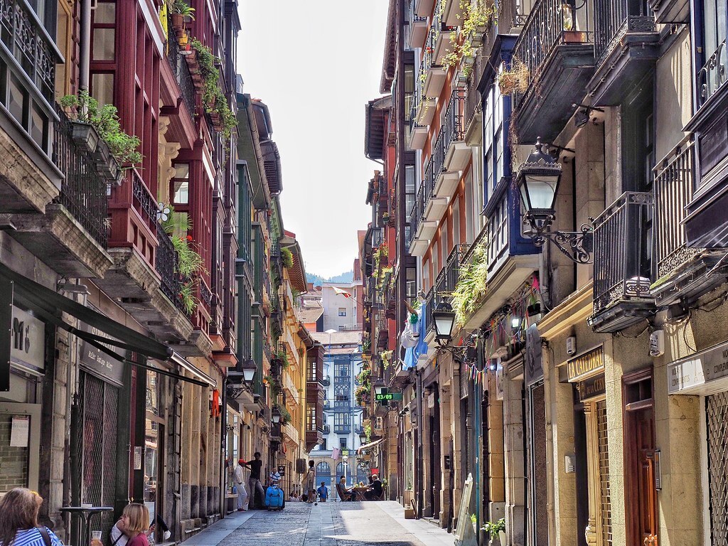 You can also visit the old town (10' by metro; 30' by foot)