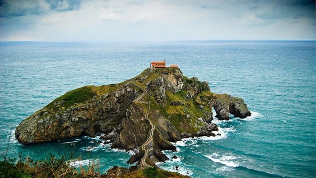 San Juan de Gaztelugatxe island: 30' by car