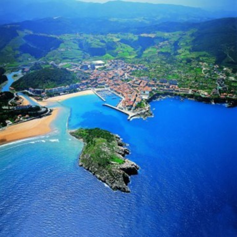 Lekeitio beach: 40' by car