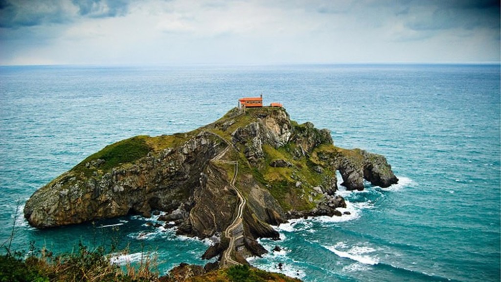 San Juan de Gaztelugatxe island: 30' by car