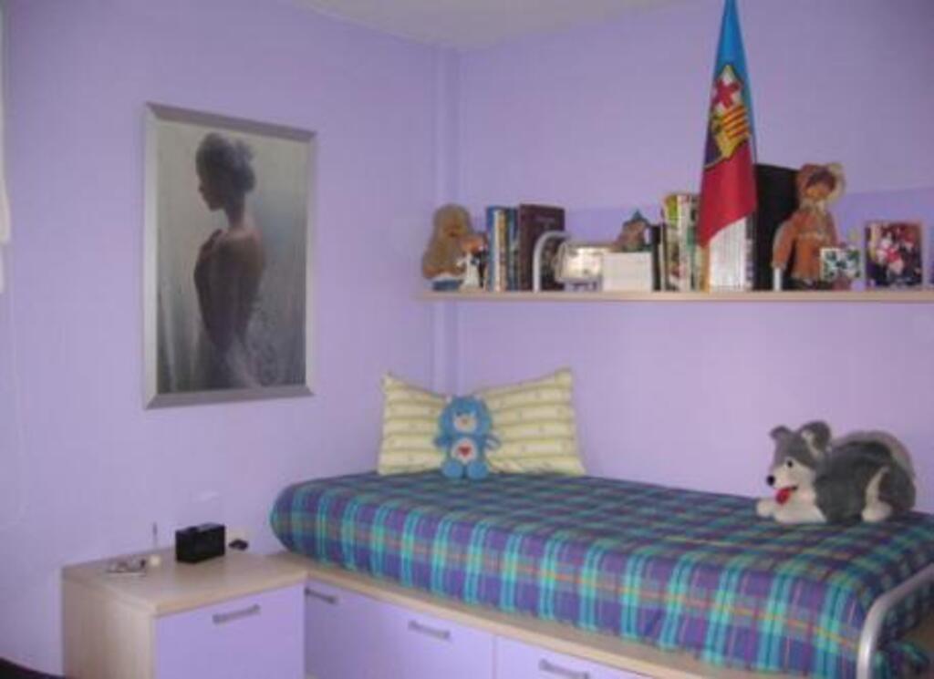  Large bedroom with a trundle bed /Dormitorio secundario, con 1 cama y otra plegable