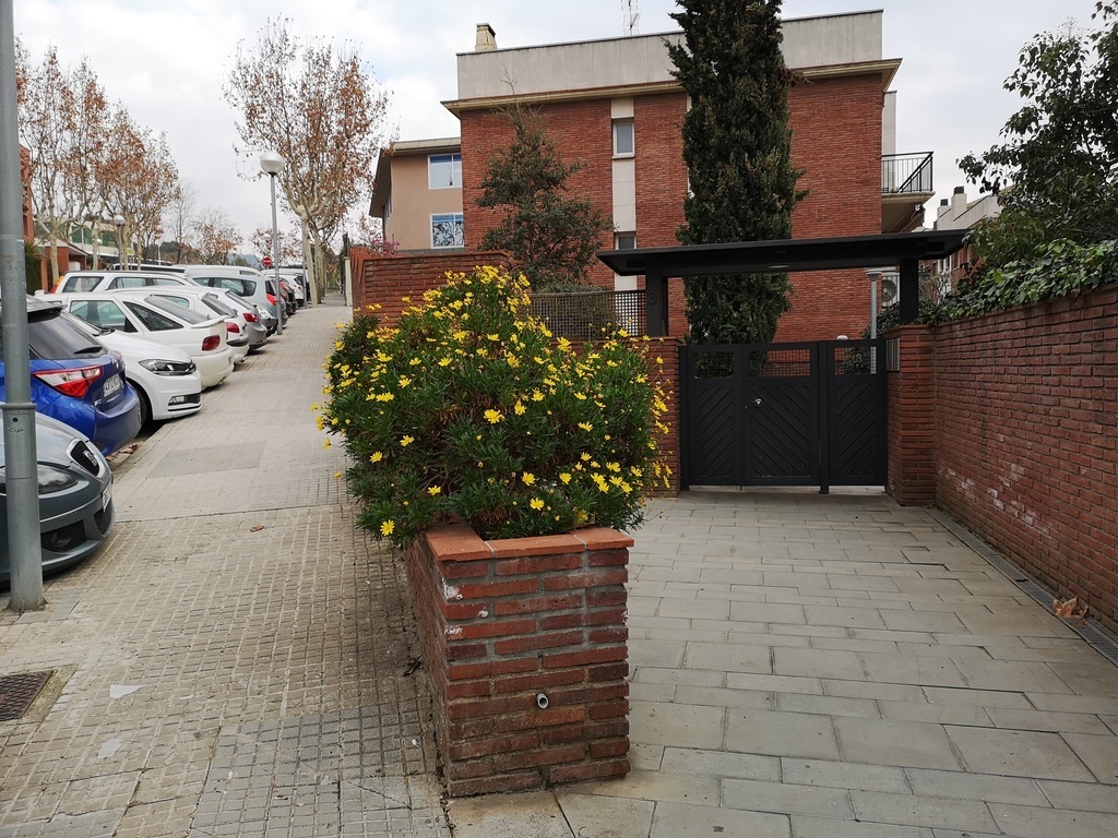 Entrance to the estate / Entrada a la comunidad