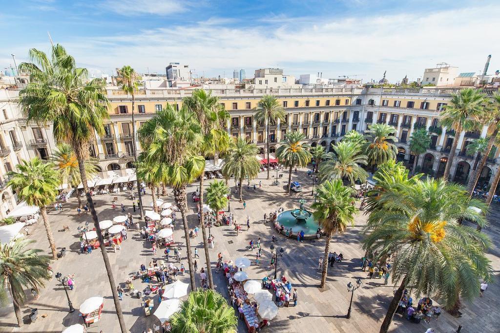 Plaça Reial in Barcelona - full of cafés and restaurants
