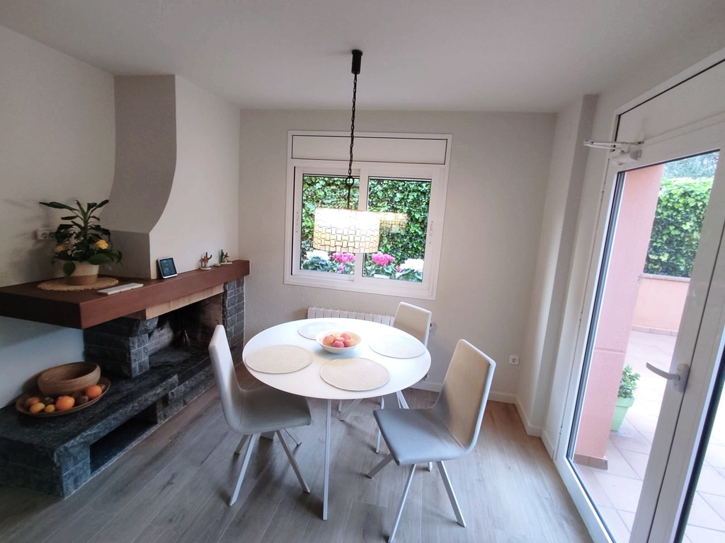 Eat-in-kitchen with access to a patio