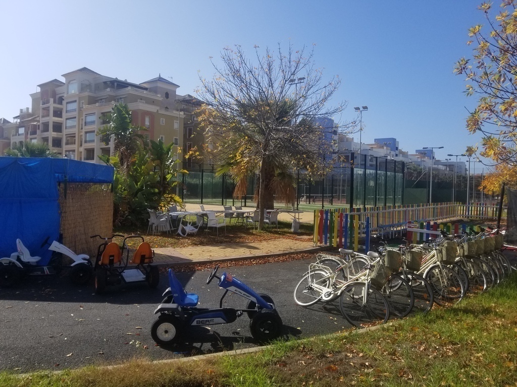 Pistas de padel, tenis, alquiler de bicicletas