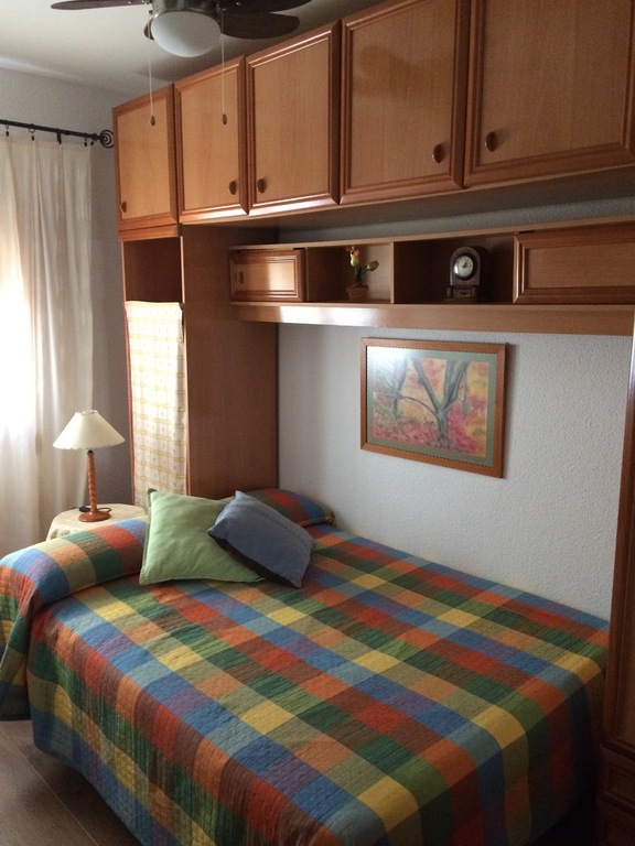 Habitación con cama de matrimonio.