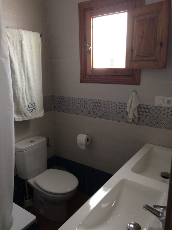 Cuarto de baño arriba, con bañera y dos senos.