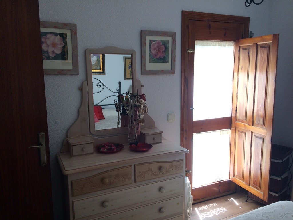 Habitación principal con acceso al balcón.