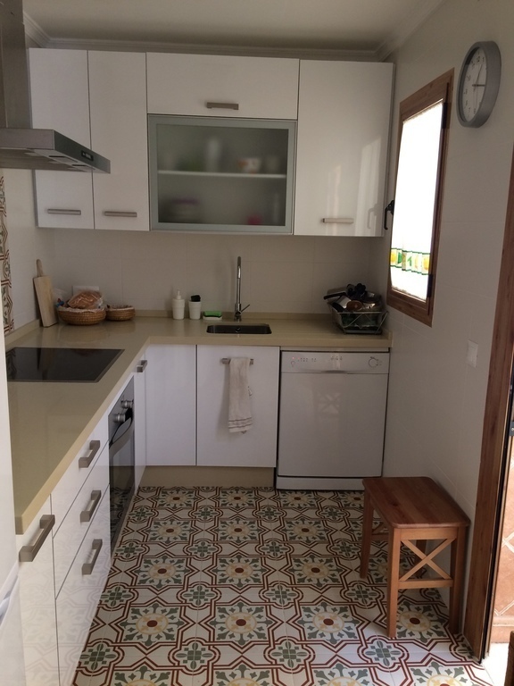 Cocina, con acceso al patio trasero.