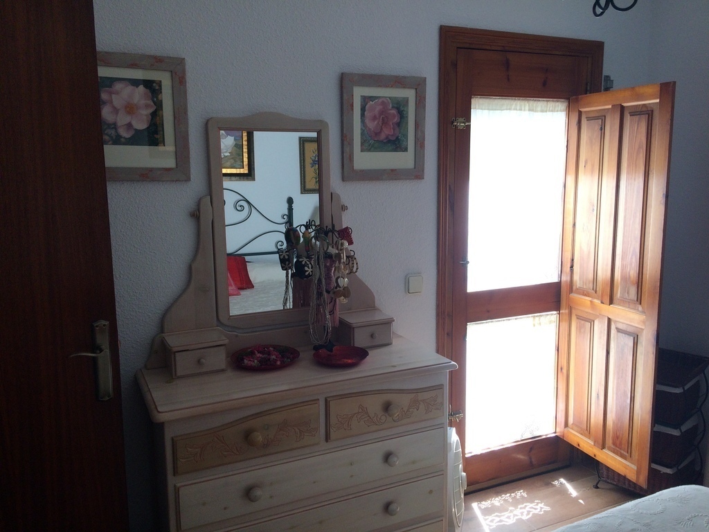 Habitación principal con acceso al balcón.