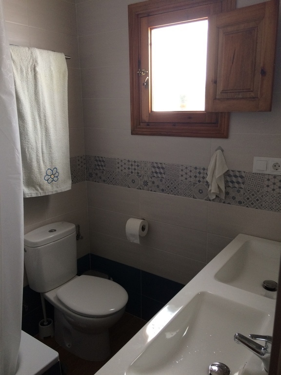 Cuarto de baño arriba, con bañera y dos senos.