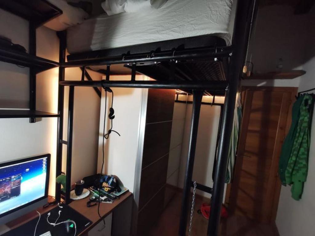 Dormitorio 2. Con una cama de 135 x 200 cm que está en alto
