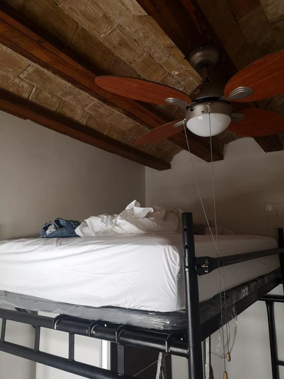 Dormitorio 2. Con una cama de 135 x 200 cm que está en alto. Detalle cama.