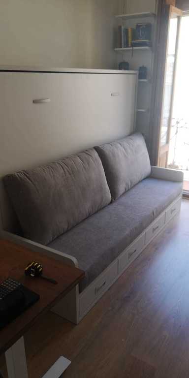 Dormitorio 1. Con un una cama abatible de 135 x 200 cm que por el día es un cómodo sofá.