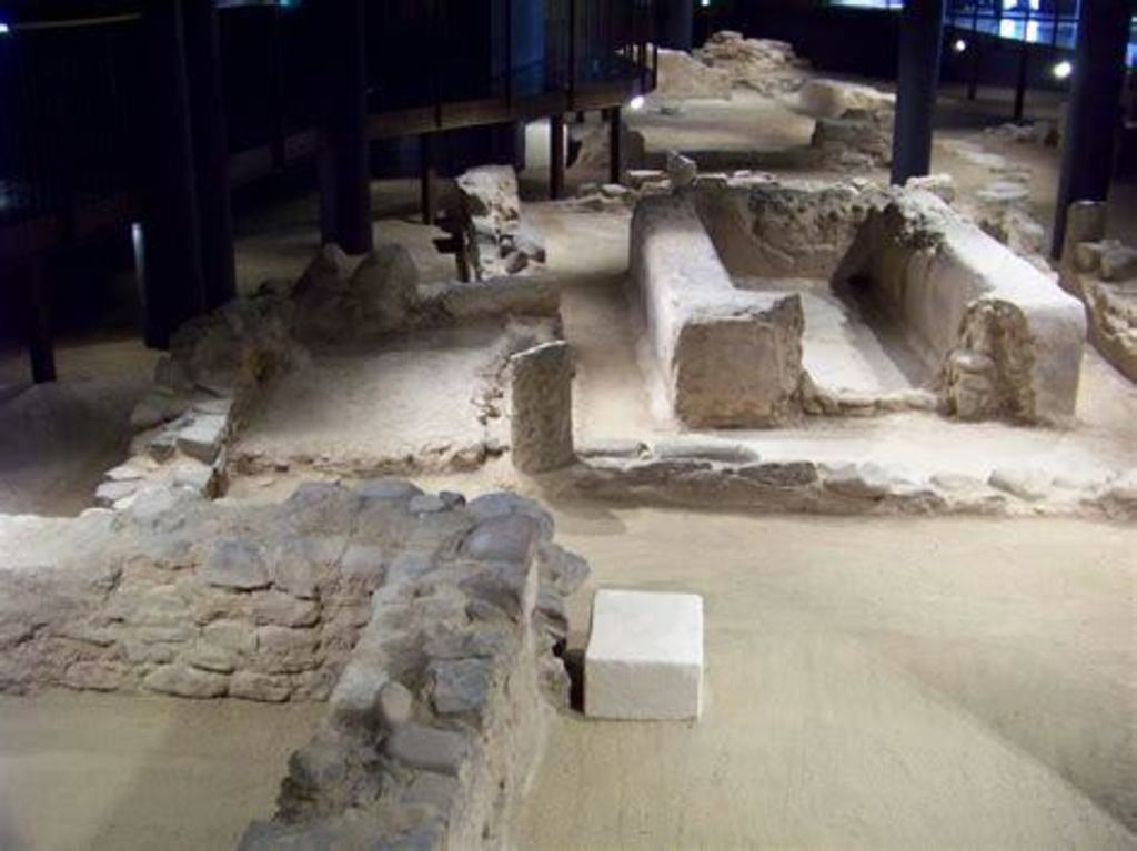 Domus dels Peixos - Roman "domus" that can be visited at our same street.